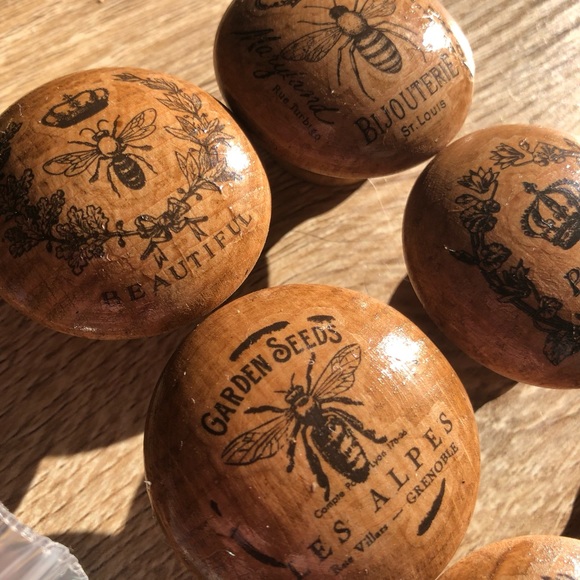 Set of 8 drawer pulls /knobs - Picture 2 of 4